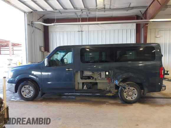 2017 Nissan NV SL z VIN 5BZAF0AA6HN852913, wystawiony jako IAAI lot #41686657 z przebiegiem 88 182 mil mil oraz . Historia ofert i sprzedaży dostępna na DreamBid. Obrazek 14.