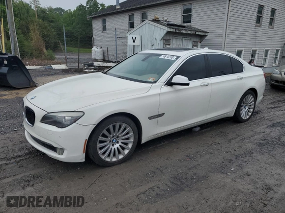 2012 BMW 7 Series 750i z VIN WBAKA8C51CCY37495, wystawiony jako Copart lot #56914295 z przebiegiem 126 697 mil mil oraz Czysty tytuł • Clean title. Historia ofert i sprzedaży dostępna na DreamBid. Obrazek 1.