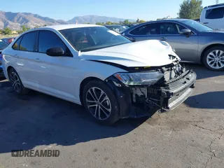 2024 Volkswagen Jetta Sport z VIN 3VWBM7BU1RM052265, wystawiony jako IAAI lot #40681037 z przebiegiem 11 170 mil mil oraz . Historia ofert i sprzedaży dostępna na DreamBid. Obrazek 1.