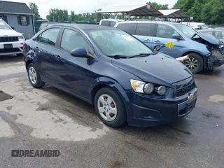 2016 Chevrolet Sonic LS z VIN 1G1JA5SG4G4105841, wystawiony jako IAAI lot #42451994 z przebiegiem 45 665 mil mil oraz . Historia ofert i sprzedaży dostępna na DreamBid. Obrazek 1.