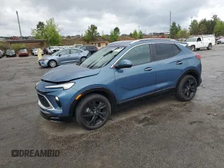 2024 Buick Encore GX Sport Touring с VIN KL4AMDSL5RB159440, выставлен на аукционе Copart как лот 51978975 с пробегом 8 343 миль миль и Списание • Salvage title. История ставок и продаж доступна на DreamBid. Изображение 1.