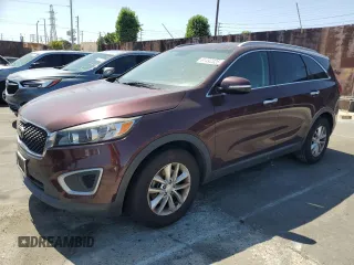 2018 Kia Sorento LX z VIN 5XYPG4A35JG346499, wystawiony jako Copart lot #61492325 z przebiegiem 121 467 mil mil oraz Czysty tytuł • Clean title. Historia ofert i sprzedaży dostępna na DreamBid. Obrazek 1.