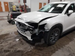 2022 Mazda CX-9 Sport z VIN JM3TCBBYXN0603653, wystawiony jako IAAI lot #42325893 z przebiegiem 57 480 mil mil oraz . Historia ofert i sprzedaży dostępna na DreamBid. Obrazek 6.