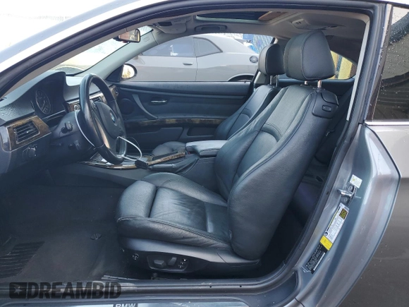 2007 BMW 3 Series 328i z VIN WBAWB33517PV74554, wystawiony jako Copart lot #52821695 z przebiegiem 101 269 mil mil oraz Szkoda całkowita • Salvage title. Historia ofert i sprzedaży dostępna na DreamBid. Obrazek 7.