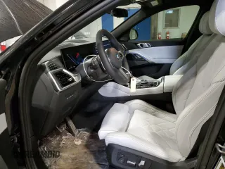 2025 BMW X6 xDrive40i z VIN 5UX33EX08S9Y77906, wystawiony jako Copart lot #53037505 z przebiegiem 2 923 mil mil oraz Czysty tytuł • Clean title. Historia ofert i sprzedaży dostępna na DreamBid. Obrazek 7.