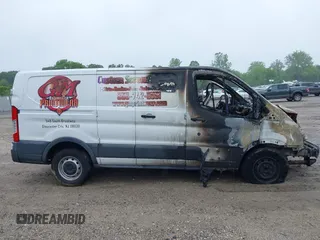 2017 Ford Transit z VIN 1FTYE1ZM2HKA20301, wystawiony jako IAAI lot #42323437 z przebiegiem Nie podano mil oraz . Historia ofert i sprzedaży dostępna na DreamBid. Obrazek 13.