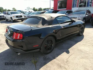 2012 Ford Mustang V6 z VIN 1ZVBP8EM2C5273329, wystawiony jako IAAI lot #42357858 z przebiegiem 168 728 mil mil oraz . Historia ofert i sprzedaży dostępna na DreamBid. Obrazek 4.