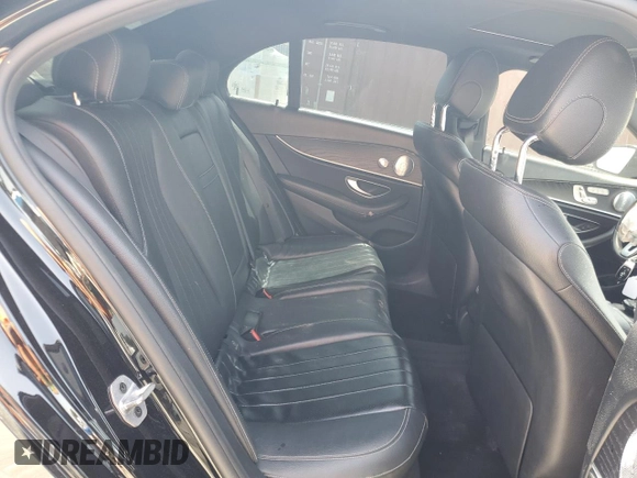 2019 Mercedes-Benz E 300 z VIN WDDZF4JB0KA562691, wystawiony jako Copart lot #56961235 z przebiegiem 84 666 mil mil oraz Nie do naprawy • Non repairable. Historia ofert i sprzedaży dostępna na DreamBid. Obrazek 10.