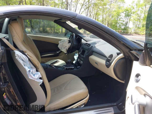 2005 Mercedes-Benz SLK 230/320 z VIN WDBWK56F15F036103, wystawiony jako IAAI lot #42108428 z przebiegiem 79 040 mil mil oraz . Historia ofert i sprzedaży dostępna na DreamBid. Obrazek 5.