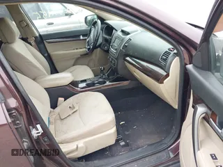 2014 Kia Sorento LX z VIN 5XYKT4A69EG510648, wystawiony jako IAAI lot #42361155 z przebiegiem 254 560 mil mil oraz . Historia ofert i sprzedaży dostępna na DreamBid. Obrazek 5.