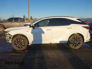 2024 Lexus RX 500h F Sport Performance z VIN 2T2BCMEA1RC012987, wystawiony jako IAAI lot #41365365 z przebiegiem 18 400 mil mil oraz . Historia ofert i sprzedaży dostępna na DreamBid. Obrazek 15.