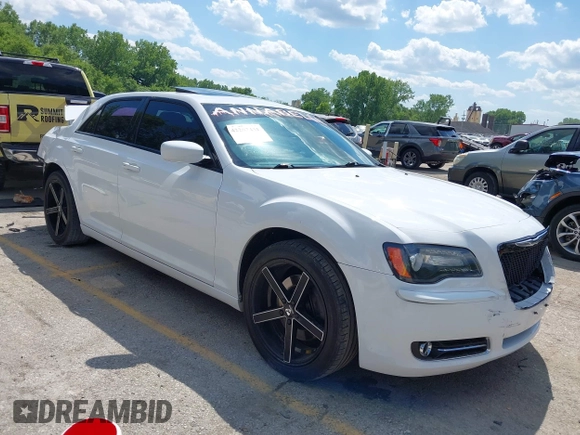 2014 Chrysler 300 S z VIN 2C3CCAGG4EH297391, wystawiony jako IAAI lot #42207431 z przebiegiem 106 571 mil mil oraz . Historia ofert i sprzedaży dostępna na DreamBid. Obrazek 1.
