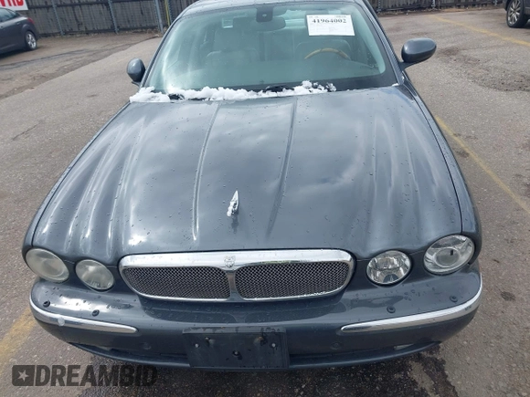 2006 Jaguar XJ with VIN SAJWA71B16SG50490, listed as a IAAI auction lot 41964002 with 114,270 mi miles. Bid and sale history available at carsss.com. Image 6.
