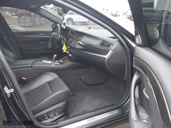 2013 BMW M5 with VIN WBSFV9C51DD095750, listed as a IAAI auction lot 40907304 with 93,014 mi miles. Bid and sale history available at carsss.com. Image 5.