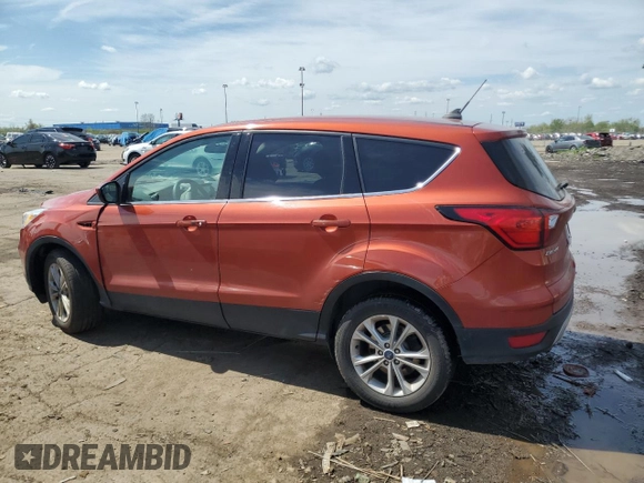 2019 Ford Escape SE z VIN 1FMCU9GD7KUC00377, wystawiony jako Copart lot #56136395 z przebiegiem 199 398 mil mil oraz Tytuł czysty. Historia ofert i sprzedaży dostępna na DreamBid. Obrazek 2.
