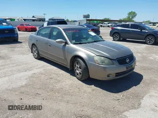 2006 Nissan Altima 2.5 with VIN 1N4AL11D66N461420, listed as a IAAI auction lot 42063645 with 211,266 mi miles. Bid and sale history available at carsss.com. Image 1.