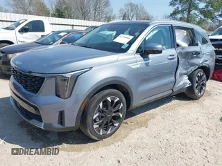 2025 Kia Sorento EX z VIN 5XYRH4JF9SG325771, wystawiony jako IAAI lot #41750566 z przebiegiem 2 834 mil mil oraz . Historia ofert i sprzedaży dostępna na DreamBid. Obrazek 18.