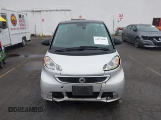 2015 Smart fortwo Passion with VIN WMEEJ3BA9FK819985, listed as a IAAI auction lot 41879486 with 79,394 mi miles. Bid and sale history available at carsss.com. Image 12.
