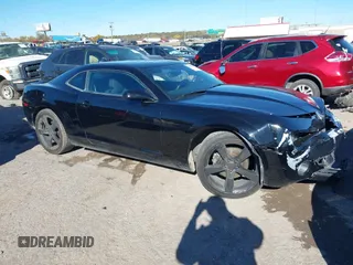 2011 Chevrolet Camaro 1LT z VIN 2G1FB1ED0B9195699, wystawiony jako IAAI lot #40918417 z przebiegiem 105 843 mil mil oraz . Historia ofert i sprzedaży dostępna na DreamBid. Obrazek 13.