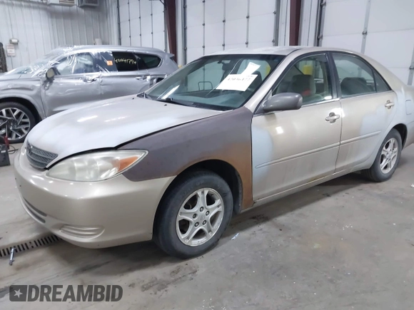 2004 Toyota Camry LE with VIN 4T1BE32K24U852256, listed as a IAAI auction lot 42036477 with 154,389 mi miles. Bid and sale history available at carsss.com. Image 2.