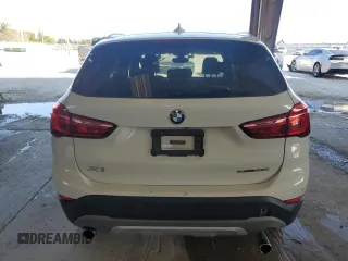 2018 BMW X1 sDrive28i z VIN WBXHU7C34J5L08947, wystawiony jako Copart lot #47344485 z przebiegiem 80 034 mil mil oraz Szkody całkowita. Historia ofert i sprzedaży dostępna na DreamBid. Obrazek 6.