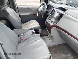 2014 Toyota Sienna Limited z VIN 5TDDK3DC6ES073282, wystawiony jako IAAI lot #42468546 z przebiegiem 278 905 mil mil oraz . Historia ofert i sprzedaży dostępna na DreamBid. Obrazek 5.