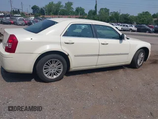 2008 Chrysler 300 LX z VIN 2C3LA43R48H225478, wystawiony jako IAAI lot #42449835 z przebiegiem 168 746 mil mil oraz . Historia ofert i sprzedaży dostępna na DreamBid. Obrazek 4.