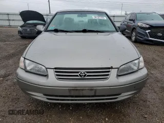 1997 Toyota Camry LE z VIN 4T1BG22K6VU106916, wystawiony jako Copart lot #56707935 z przebiegiem 235 517 mil mil oraz Szkoda całkowita • Salvage title. Historia ofert i sprzedaży dostępna na DreamBid. Obrazek 5.