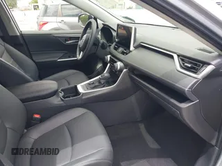 2025 Toyota RAV4 Hybrid XLE Premium z VIN JTMB6RFV5SD157761, wystawiony jako IAAI lot #42261188 z przebiegiem 3 586 mil mil oraz . Historia ofert i sprzedaży dostępna na DreamBid. Obrazek 5.