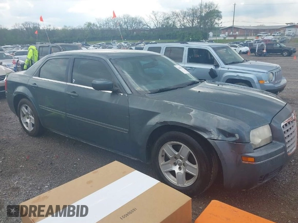 2005 Chrysler 300 with VIN 2C3AA53G55H186617, listed as a IAAI auction lot 42004943 with 230,956 mi miles. Bid and sale history available at carsss.com. Image 1.