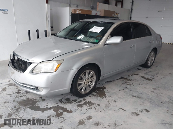 2007 Toyota Avalon XL z VIN 4T1BK36B87U210065, wystawiony jako IAAI lot #42301713 z przebiegiem 263 231 mil mil oraz . Historia ofert i sprzedaży dostępna na DreamBid. Obrazek 2.