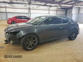 2014 Scion tC z VIN JTKJF5C77E3075186, wystawiony jako Copart lot #56871575 z przebiegiem Nie podano mil oraz Szkoda całkowita • Salvage title. Historia ofert i sprzedaży dostępna na DreamBid. Obrazek 1.