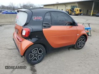 2019 Smart fortwo Pure z VIN WMEFJ9BA3KK410320, wystawiony jako Copart lot #82931664 z przebiegiem Nie podano mil oraz Szkody całkowita. Historia ofert i sprzedaży dostępna na DreamBid. Obrazek 3.