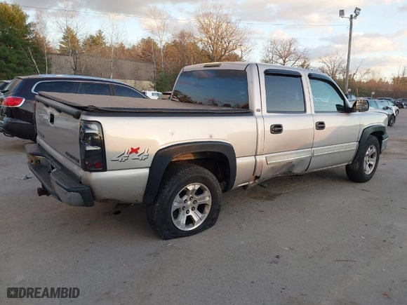 2004 Chevrolet Silverado 1500 Crew Cab LT with VIN 2GCEK13T241431946, listed as a IAAI auction lot 40905612 with 235,432 mi miles. Bid and sale history available at carsss.com. Image 4.