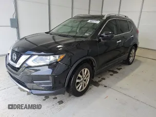 2020 Nissan Rogue S z VIN 5N1AT2MT5LC780068, wystawiony jako Copart lot #57133935 z przebiegiem 136 478 mil mil oraz Czysty tytuł • Clean title. Historia ofert i sprzedaży dostępna na DreamBid. Obrazek 1.