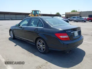 2012 Mercedes-Benz C 250 Sport z VIN WDDGF4HB0CR194481, wystawiony jako IAAI lot #42406447 z przebiegiem 133 332 mil mil oraz . Historia ofert i sprzedaży dostępna na DreamBid. Obrazek 3.