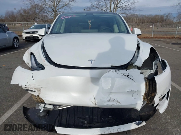 2025 Tesla Model Y Long Range with VIN 7SAYGDEE1SA343429, listed as a IAAI auction lot 41504455 with 1,284 mi miles and . Bid and sale history available at carsss.com. Image 12.