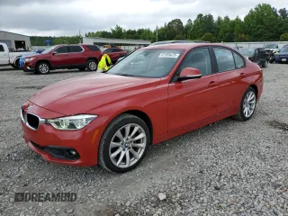 2018 BMW 3 Series 320i z VIN WBA8E1G53JNU93623, wystawiony jako Copart lot #61559475 z przebiegiem 44 627 mil mil oraz Czysty tytuł • Clean title. Historia ofert i sprzedaży dostępna na DreamBid. Obrazek 1.