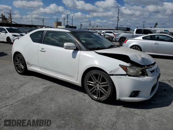 2013 Scion tC z VIN JTKJF5C70D3049592, wystawiony jako Copart lot #56988175 z przebiegiem 96 909 mil mil oraz Szkody całkowita. Historia ofert i sprzedaży dostępna na DreamBid. Obrazek 4.