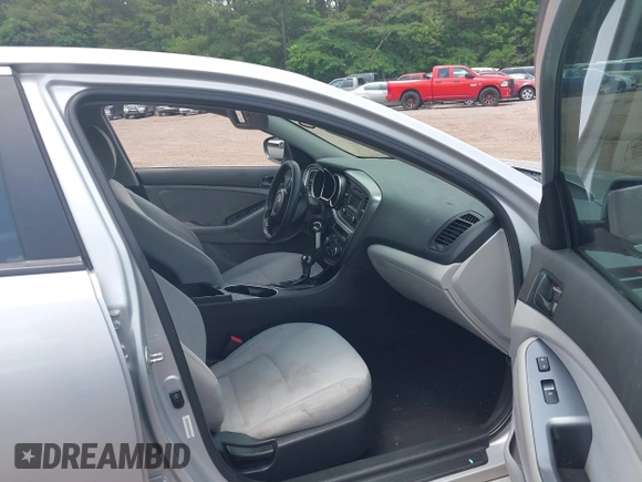 2015 Kia Optima LX z VIN 5XXGM4A70FG385024, wystawiony jako IAAI lot #42256238 z przebiegiem 162 395 mil mil oraz . Historia ofert i sprzedaży dostępna na DreamBid. Obrazek 5.