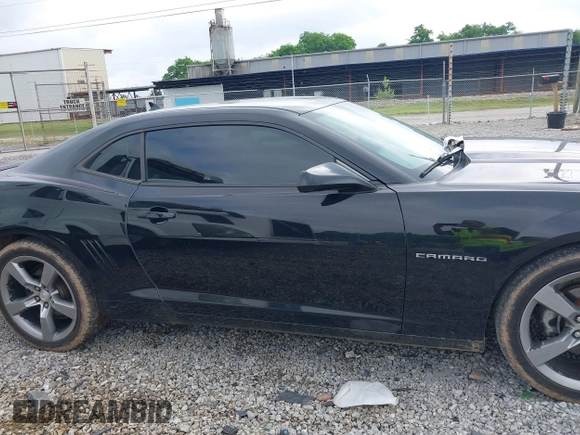 2012 Chevrolet Camaro 1LT z VIN 2G1FB1E3XC9165389, wystawiony jako IAAI lot #42126434 z przebiegiem 140 681 mil mil oraz . Historia ofert i sprzedaży dostępna na DreamBid. Obrazek 13.