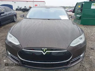 2013 Tesla Model S с VIN 5YJSA1CG0DFP14013, выставлен на аукционе IAAI как лот 42352134 с пробегом 99 996 миль миль и . История ставок и продаж доступна на DreamBid. Изображение 12.