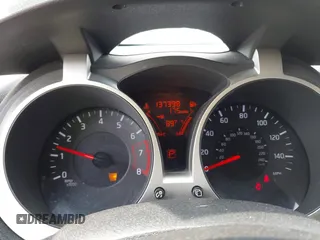 2013 Nissan Juke SL z VIN JN8AF5MV7DT229385, wystawiony jako IAAI lot #42404994 z przebiegiem 137 398 mil mil oraz . Historia ofert i sprzedaży dostępna na DreamBid. Obrazek 7.