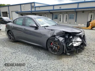2018 Alfa Romeo Giulia Ti Sport z VIN ZARFAECN3J7576014, wystawiony jako Copart lot #52408195 z przebiegiem Nie podano mil oraz Szkody całkowita. Historia ofert i sprzedaży dostępna na DreamBid. Obrazek 4.
