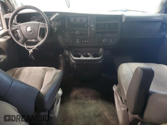 2017 Chevrolet Express Passenger LT z VIN 1GAZGPFG2H1340071, wystawiony jako Copart lot #48771005 z przebiegiem 131 966 mil mil oraz Szkoda całkowita • Salvage title. Historia ofert i sprzedaży dostępna na DreamBid. Obrazek 8.