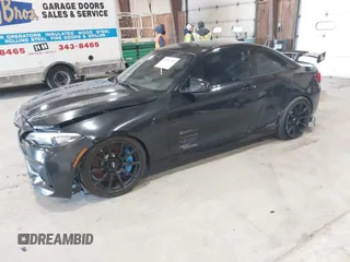 2020 BMW M2 Competition z VIN WBS2U7C09L7F85590, wystawiony jako IAAI lot #41836200 z przebiegiem 59 729 mil mil oraz . Historia ofert i sprzedaży dostępna na DreamBid. Obrazek 2.