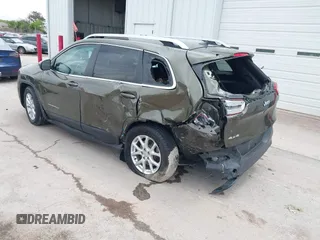 2016 Jeep Cherokee Latitude z VIN 1C4PJMCB6GW142747, wystawiony jako IAAI lot #42335016 z przebiegiem 95 085 mil mil oraz . Historia ofert i sprzedaży dostępna na DreamBid. Obrazek 3.