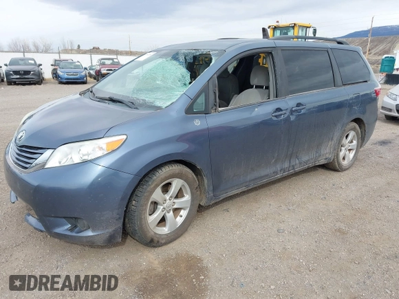 2015 Toyota Sienna LE AAS z VIN 5TDKK3DC0FS557747, wystawiony jako IAAI lot #41761226 z przebiegiem 197 705 mil mil oraz . Historia ofert i sprzedaży dostępna na DreamBid. Obrazek 2.