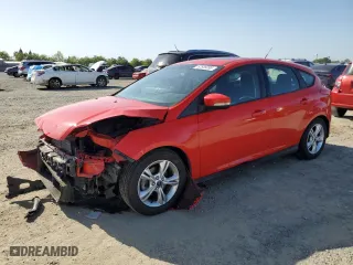2014 Ford Focus SE with VIN 1FADP3K2XEL162923, listed as a Copart auction lot 52586095 with 131,702 mi miles and Salvage Title. Bid and sale history available at carsss.com. Image 1.
