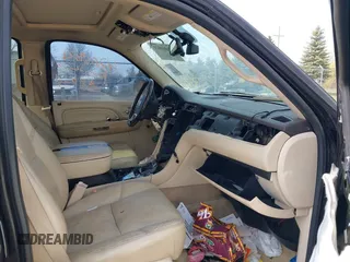 2008 Cadillac Escalade z VIN 1GYFK63828R141386, wystawiony jako IAAI lot #42069821 z przebiegiem Nie podano mil oraz . Historia ofert i sprzedaży dostępna na DreamBid. Obrazek 5.